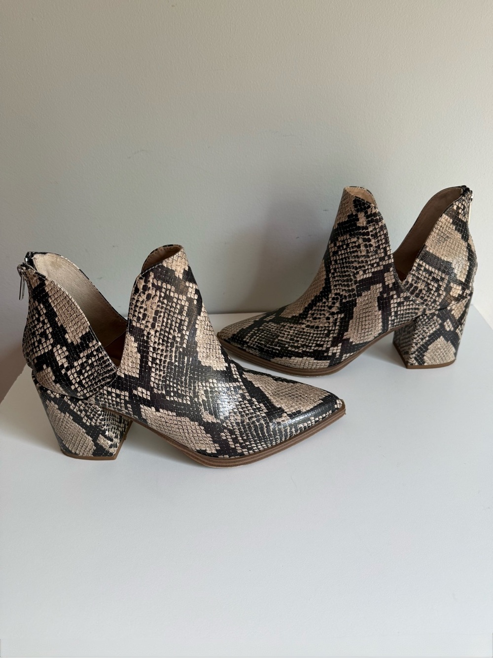 STEVE MADDEN Women's Cedar Black & Tan Snake Skin Chunky Heel Ankle Boots SZ 11